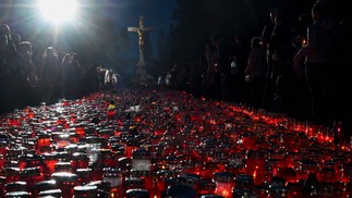 Milhares de lanternas são acesas por moradores locais no cemitério central Mirogoj,  em Zagreb, Croácia — Foto: Denis LOVROVIC / AFP