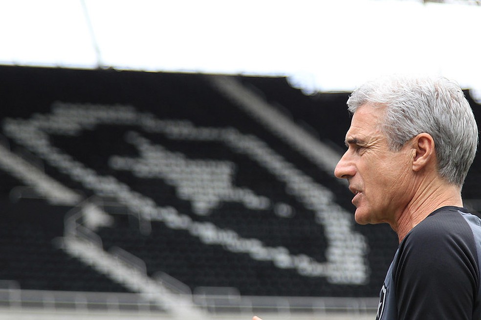 Luís Castro não comandará o Botafogo do banco de reservas neste domingo — Foto: Vitor Silva/BFR