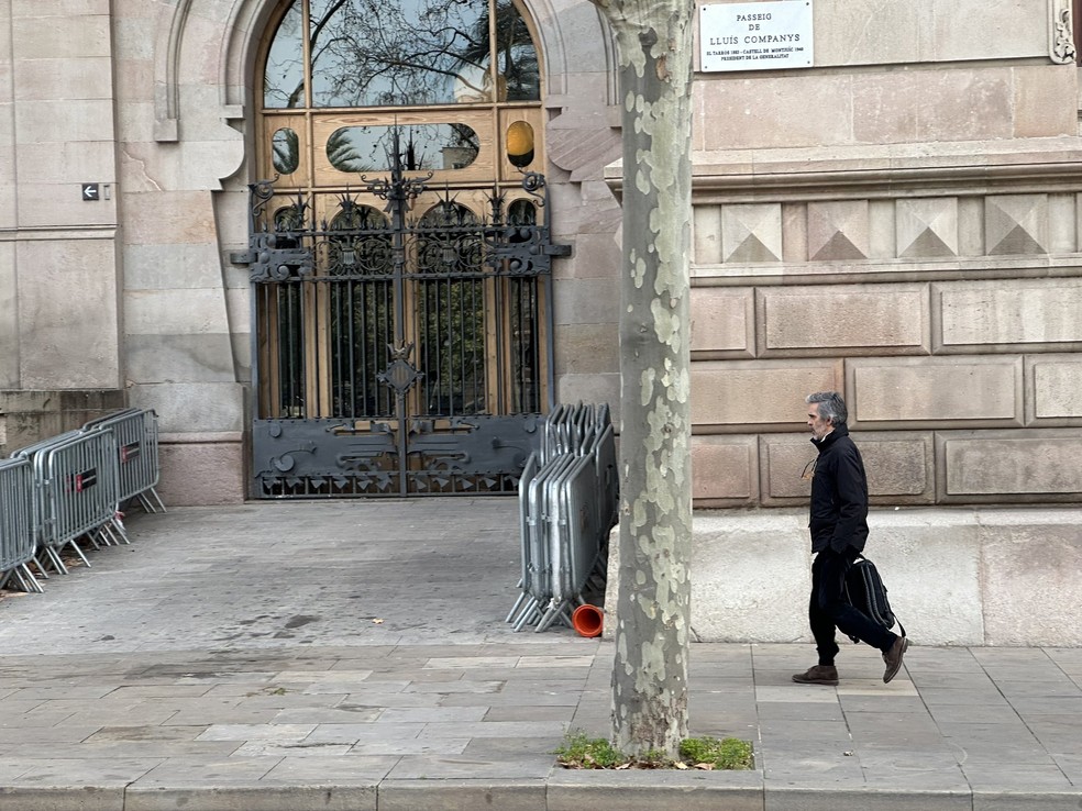 Cristóbal Martell, advogado de Daniel Alves, chega ao Tribunal de Barcelona — Foto: Mayka Navarro