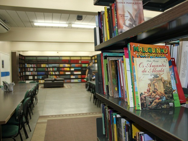 Escola conta com biblioteca com acervo de sete mil livros (Foto: Adneison Severiano/G1 AM)