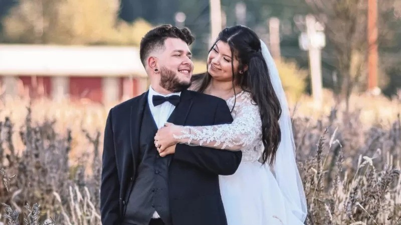 'Eu não esperava encontrar um amor ou casamento', diz Alexis Gutierrez, que conheceu o marido no Tinder (Foto: Alexis Gutierrez via BBC News)
