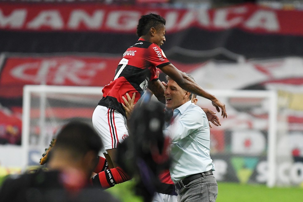 Bruno Henrique voa para abra&ccedil;ar Renato Ga&uacute;cho na goleada do Flamengo sobre o S&atilde;o Paulo &mdash; Foto: Alexandre Dur&atilde;o