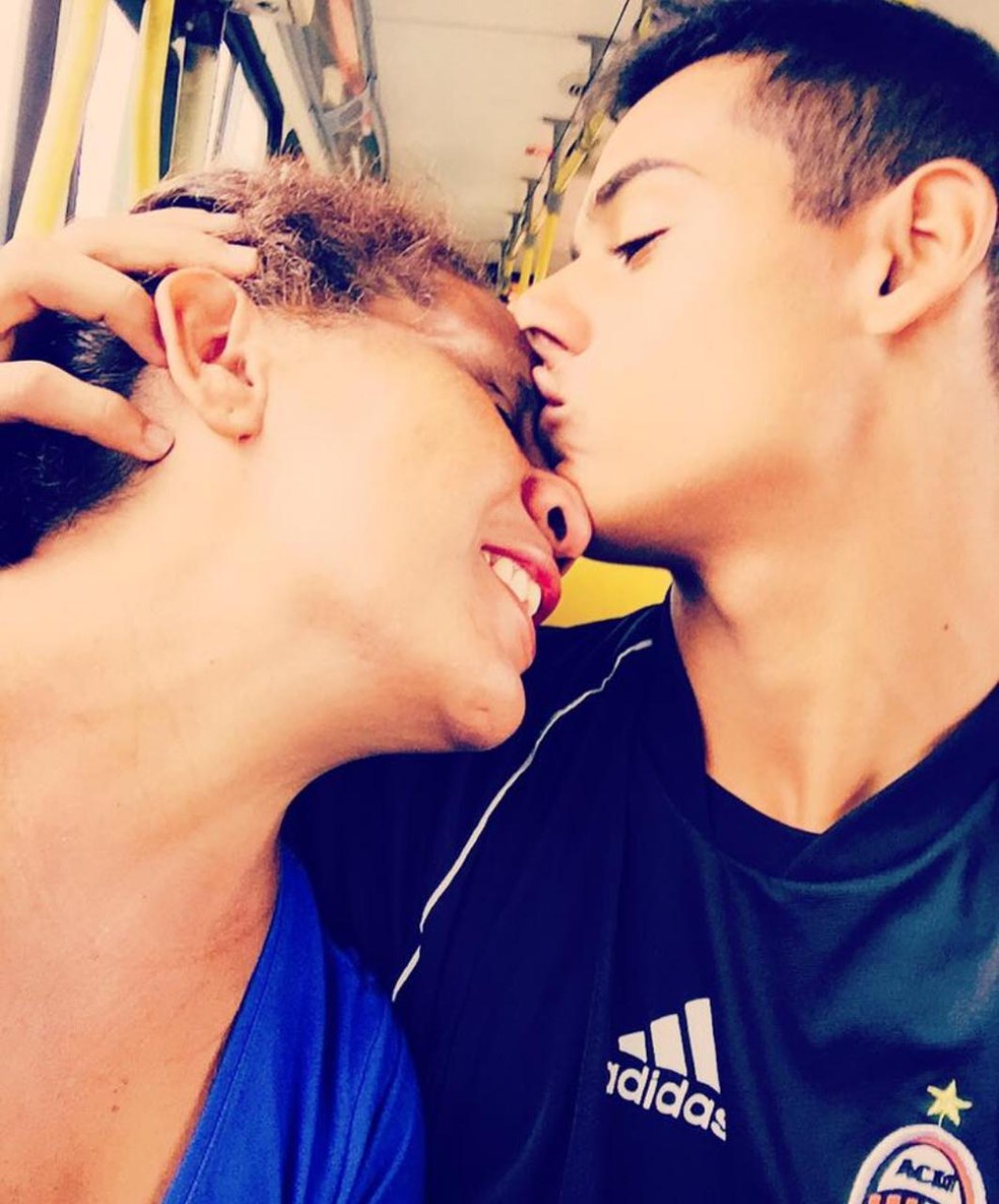 O goleiro Wesley Richard e a mÃ£e CÃ©lia Regina (Foto: (Foto: Arquivo pessoal))