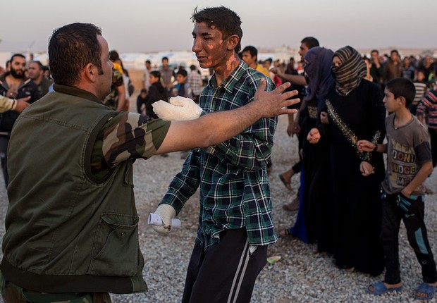Feridos em ataques em Mossul, refugiados se aglomeram em campo (Foto: Chris McGrath/Getty Images)
