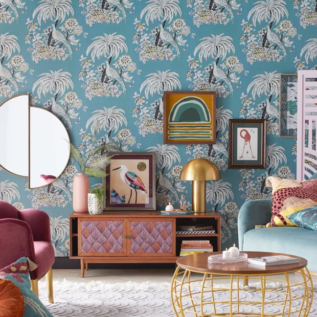 Décor do dia: sala de estar com papel de parede estampado e muitas cores (Foto: Divulgação)