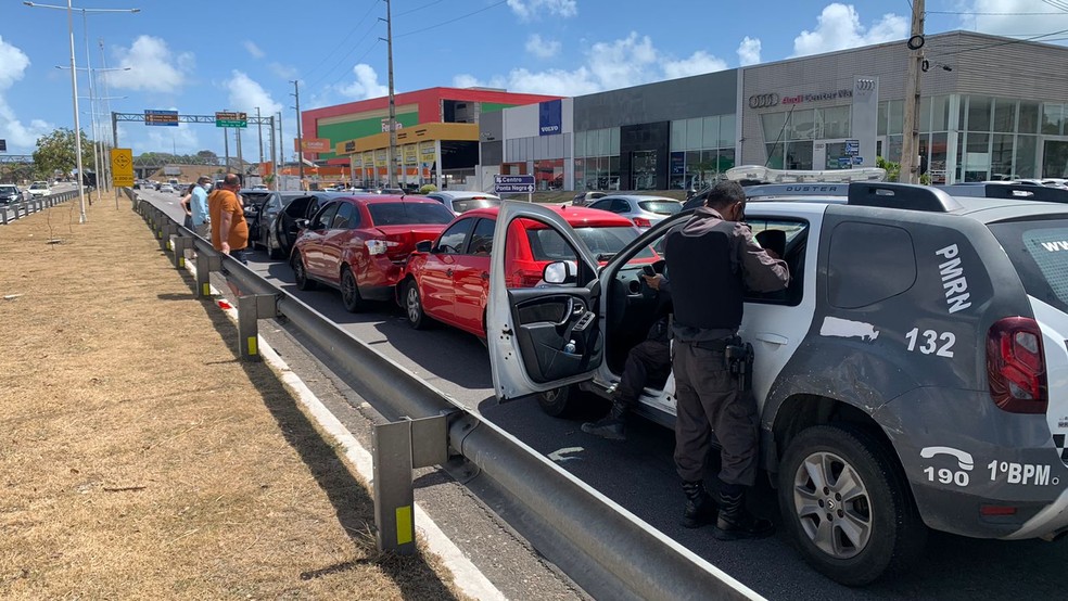 Seis carros se envolvem em engavetamento na BR-101 em Natal — Foto: Carlos Dhaniel/Inter TV Cabugi