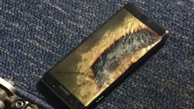 Este celular Note 7 pegou fogo dentro de um voo da Southwest Airways em 2016 (Foto: Reuters via BBC)