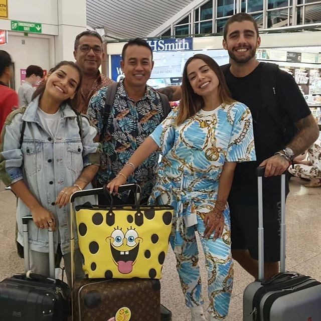 Anitta e Pedro Scooby voltam ao Brasil após férias (Foto: Reprodução Instagram)