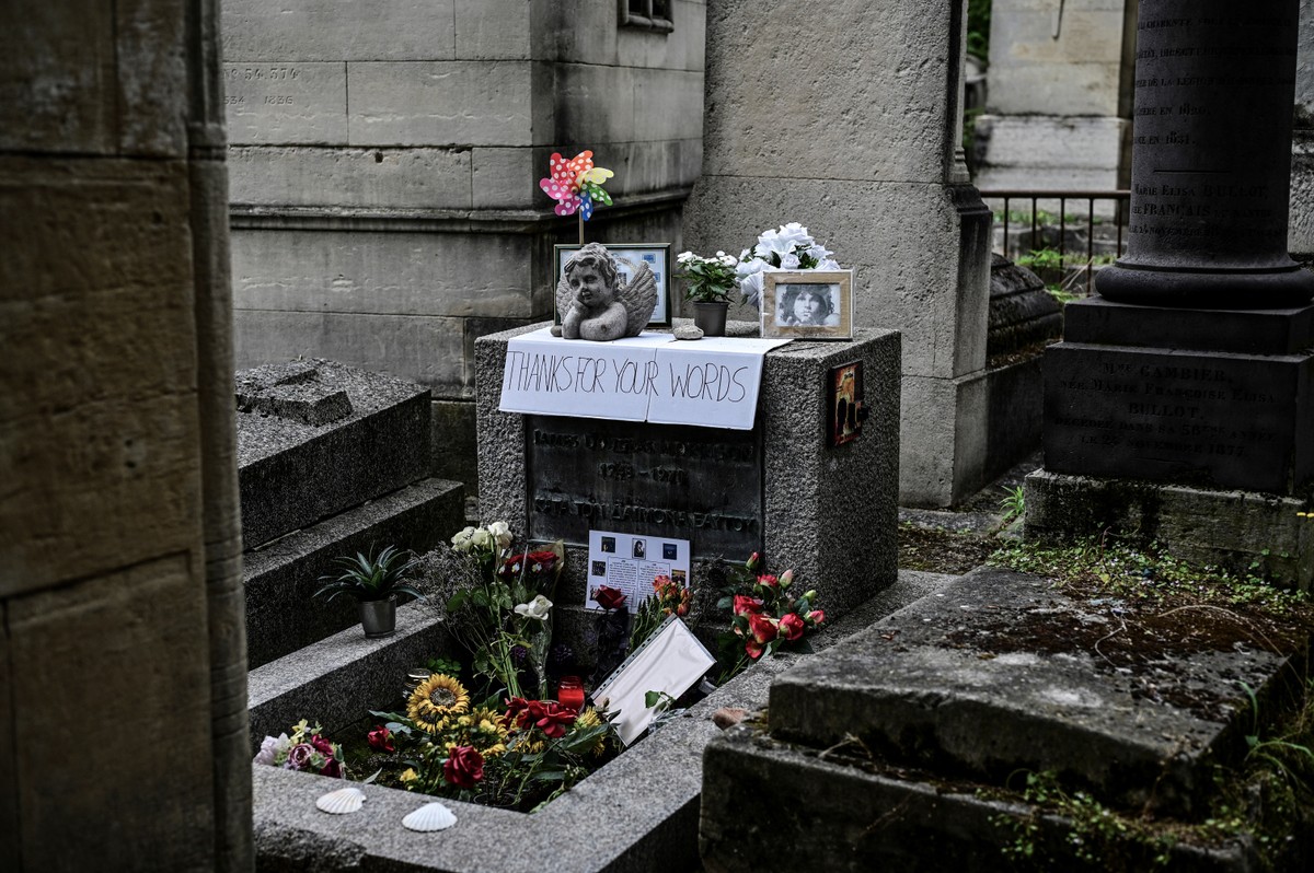 50 anos sem Jim Morrison: Fãs fazem homenagem ao cantor em cemitério de Paris | Pop & Arte