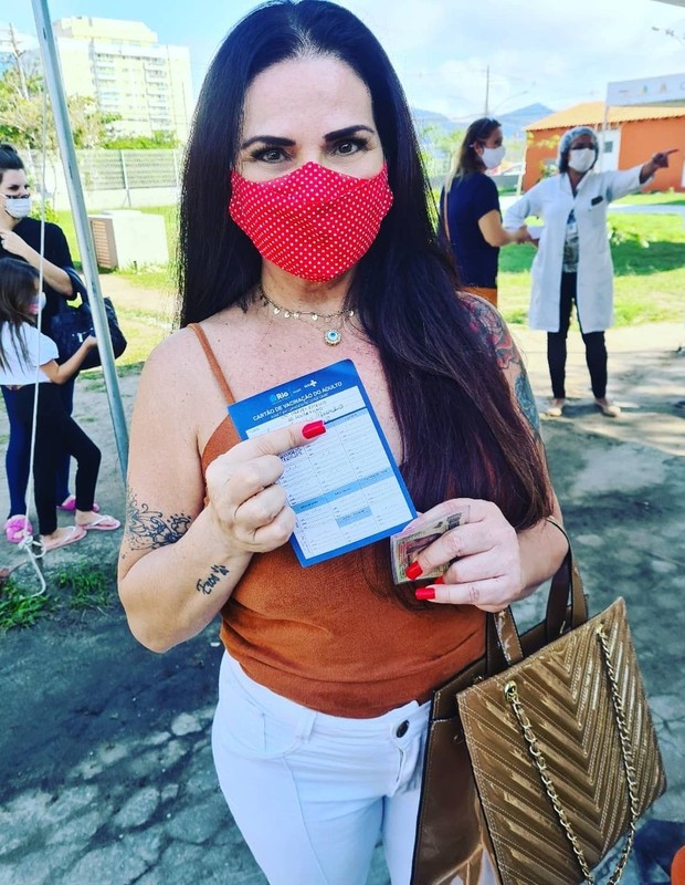 Solange Gomes toma vacina contra Covid-19 no sábado (26) (Foto: Reprodução/Instagram)
