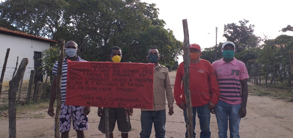 Cartaz explica a proibição da entrada de estranho em assentamento no Piauí — Foto: Arquivo Pessoal/Carmem Pereira