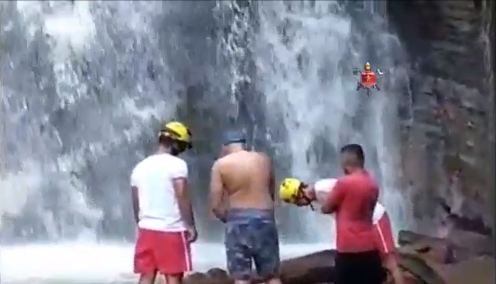 Homem que morreu ao cair de altura de 30 metros em cachoeira tentava fazer selfie, diz polícia do DF