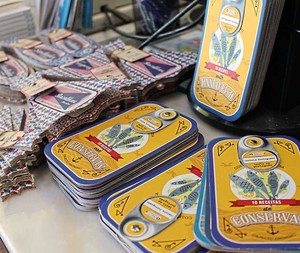 Livros de receitas em forma de lata de sardinha à venda em livraria da LX Factory (Foto: c)