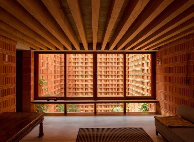 No interior, as vigas de madeira aumentam a perspectiva de espaço  (Foto: Rafael Gamo/ Designboom/ Reprodução)