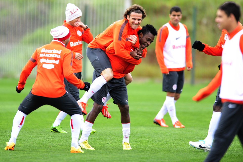 Willians e Forlán, em treino do Internacional — Foto: Alexandre Lops/Divulgação Inter