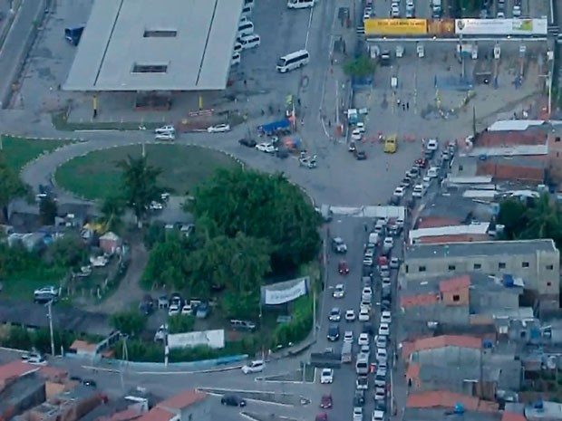 Fila de carros no Terminal de Bom Despacho (Foto: Reprodução/TV Bahia)