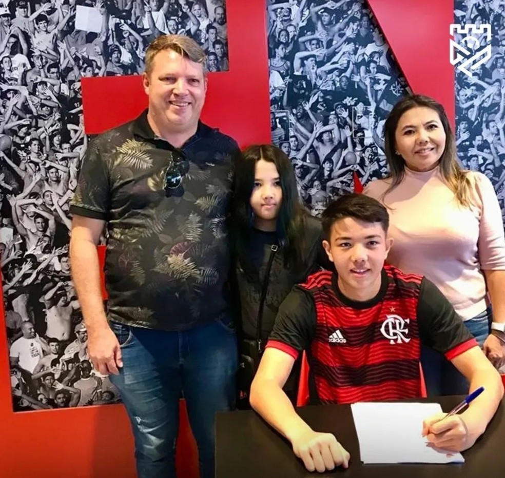 Ao lado da família, jovem ex-Grêmio Prudente assinou com o Flamengo — Foto: Instagram do Grêmio Prudente/Reprodução