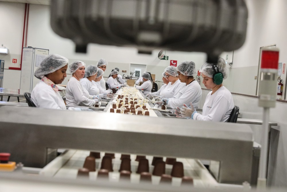 Funcionárias trabalham na linha de produção de nhá benta na fábrica da marca de chocolates Kopenhagen em Extrema (MG) (Foto: Fábio Tito/G1)