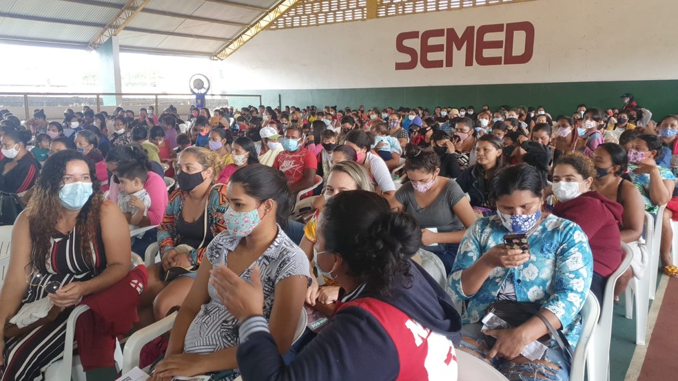 Multidão aguarda entrega de cartões auxilio em Itacoatiara — Foto: Marcelo Moreira/Rede Amazônica