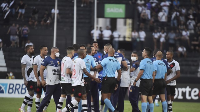 Jogadores do Vasco reclamam com árbitro após derrota para o Flamengo