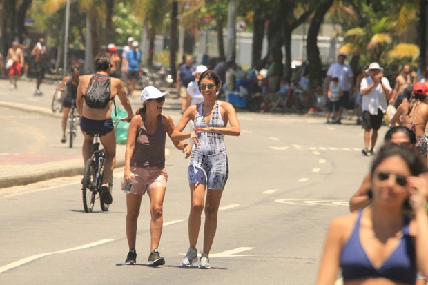 Patrícia Poeta caminha na orla do Leblon com uma amiga (Foto: Julio Cesar / AgNews)