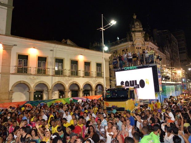 Cantor Saulo arrasta multidão no primeiro dia do Carnaval de Salvador (Foto: Elias Dantas/Ag. Haack)