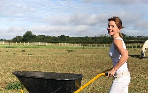 Ex- Spice Girl pega no batente em fazenda: "Limpando a sujeira dos cavalos"