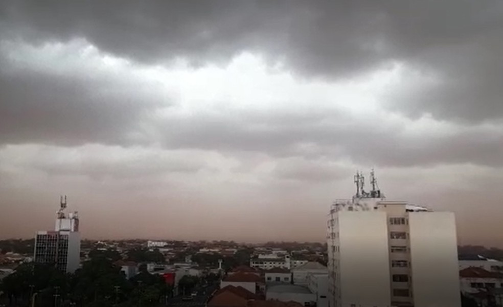 Nuvens de poeira tomou o céu de Dracena por conta dos ventos fortes  — Foto: Cidade Dracena 