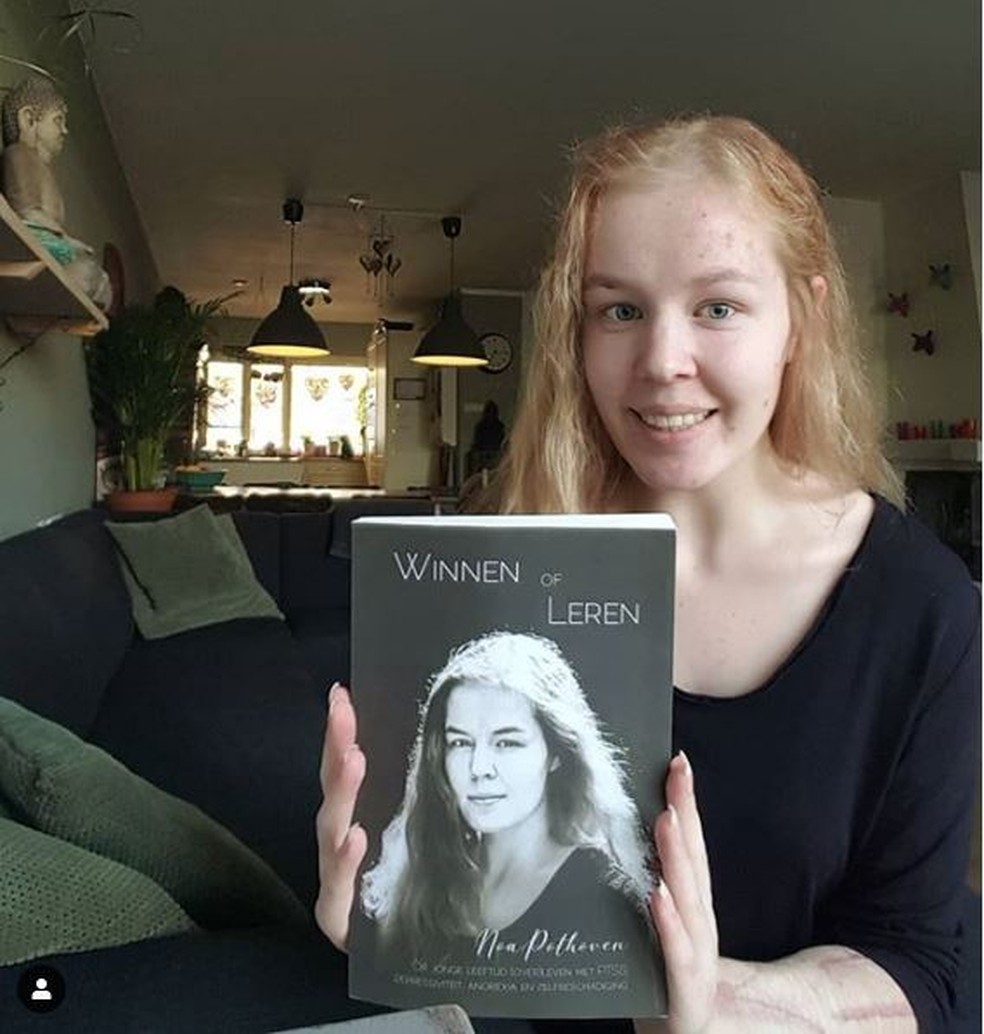 Noa com uma edição de seu livro autobiográfico — Foto: Instagram