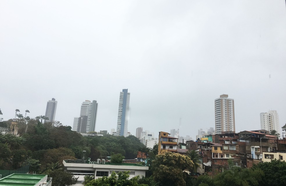 Domingo de chuva em Salvador (Foto: Rafaela Ribeiro/G1)