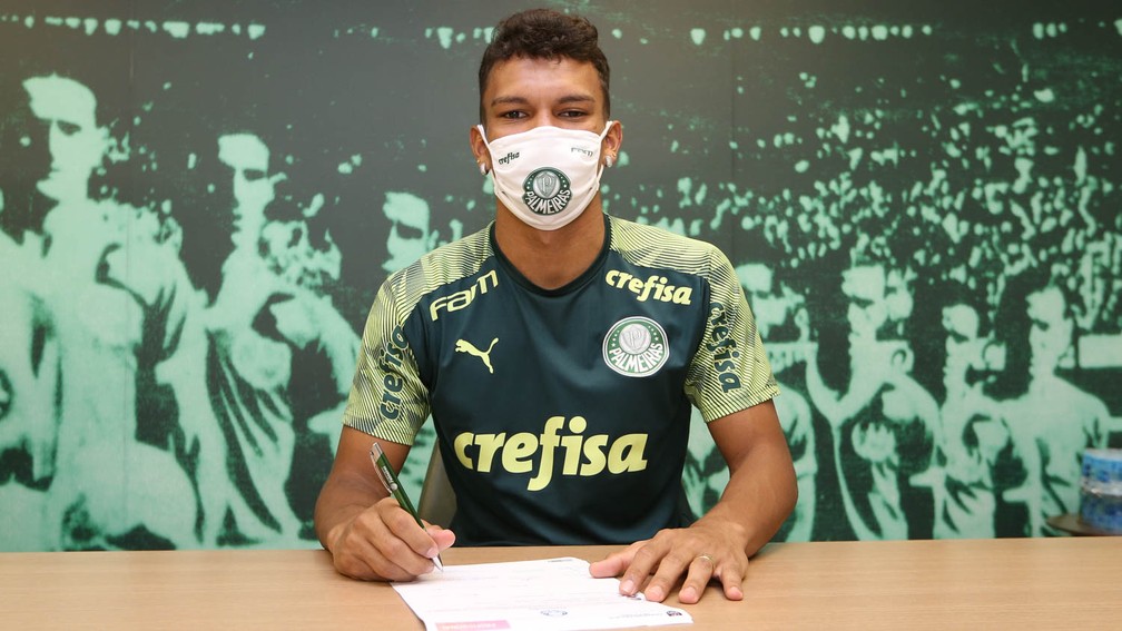 Gabriel Veron assina novo vínculo com o Palmeiras até setembro de 2015 — Foto: Cesar Greco/Ag. Palmeiras