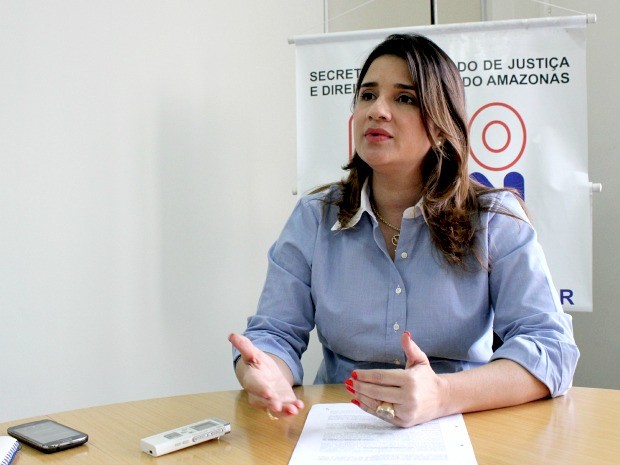Diretora do Procon Amazonas faz orientações a consumidores para o Dia das Crianças (Foto: Jamile Alves/G1 AM)