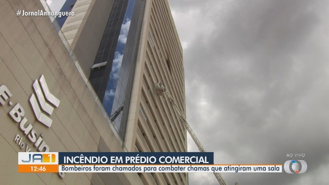 Prdio comercial pega fogo no 17 andar, em Aparecida de Goinia