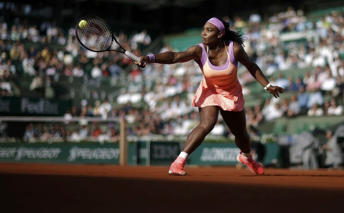 Serena Williams contra Victoria Azarenka em Roland Garros (Foto: Reuters)
