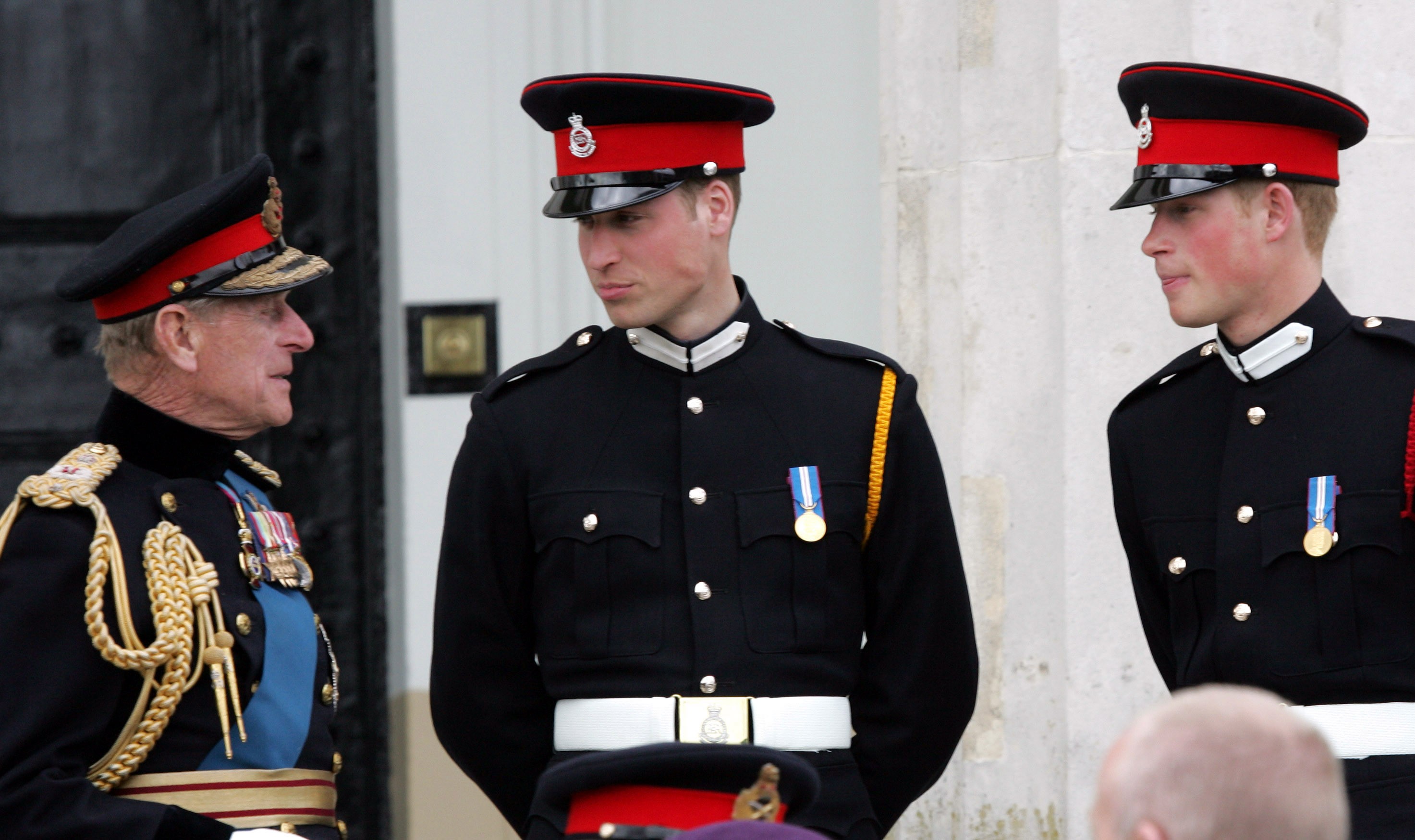 Príncipe Philip com os netos William e Harry em evento com honrarias militares (Foto: Getty Images)