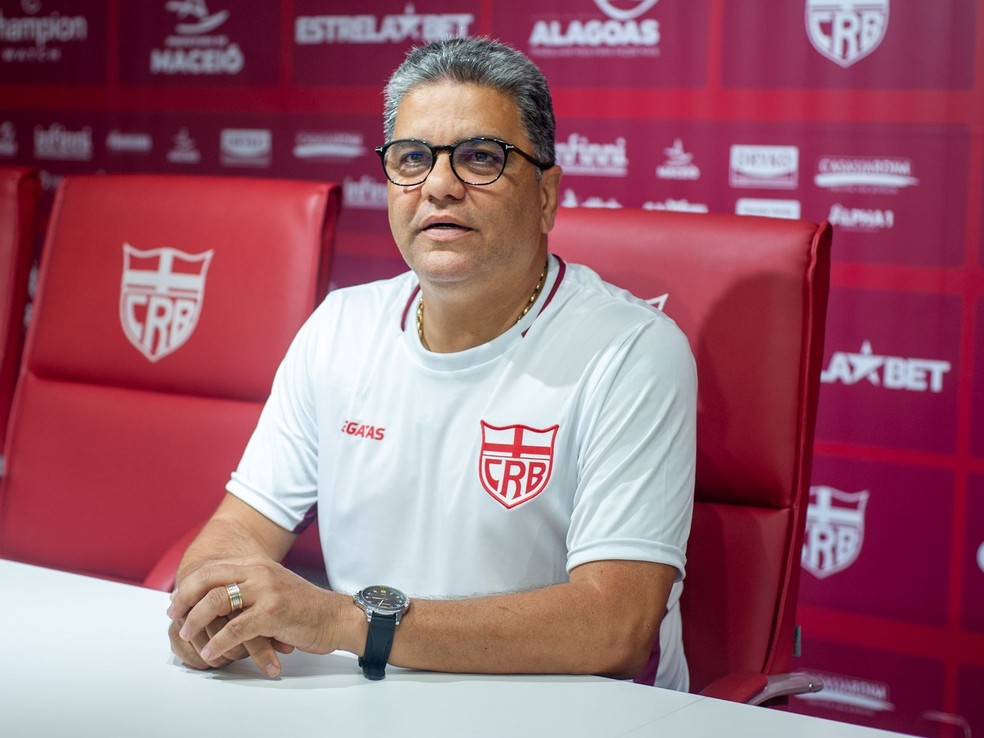 Marcelo Cabo chegou na sexta e comandou o time no clássico deste domingo — Foto: Francisco Cedrim/Ascom CRB