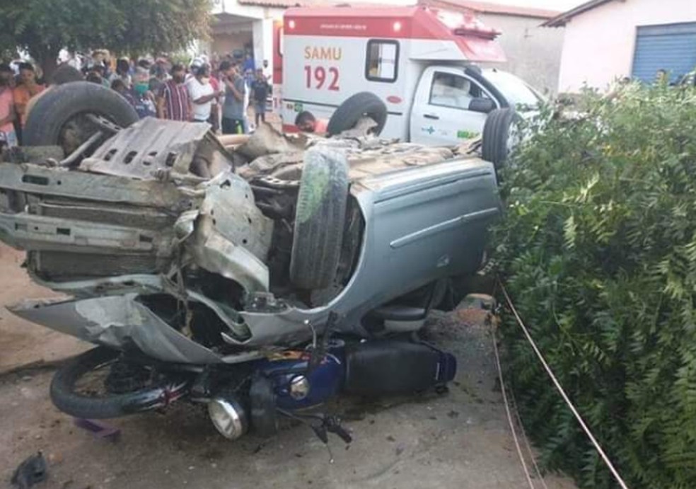 Três pessoas ficaram feridas após um acidente de trânsito em Acopiara, no Centro-Sul do Ceará — Foto: Polícia Militar