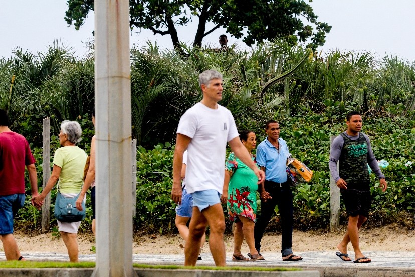 Reynaldo Gianecchini é fotografado caminhando perto da praia, no Rio de Janeiro (Foto: JC Pereira/ AGNEWS)