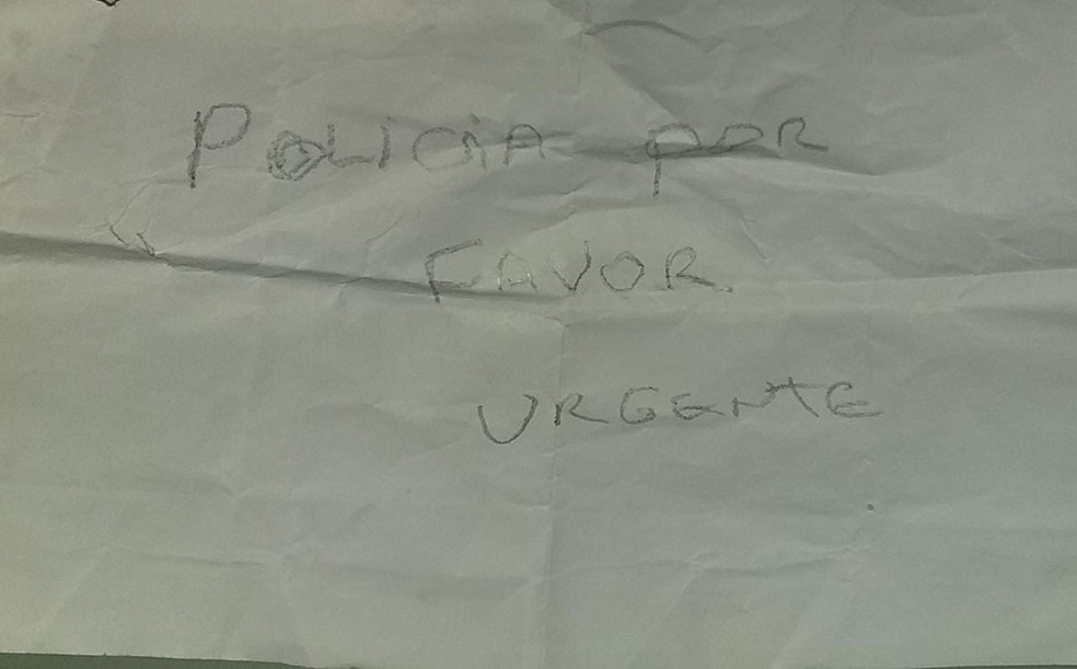 Bilhete escrito pela mulher com pedido de ajuda — Foto: Divulgação
