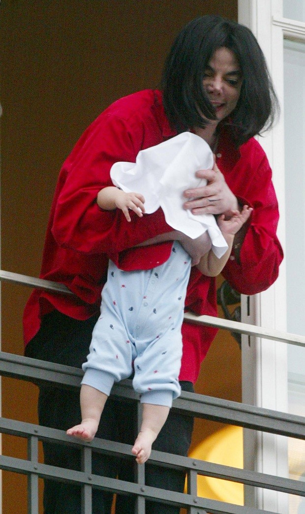 Michael Jackson pendura o filho Blanket para fora da janela (Foto: Reprodução)