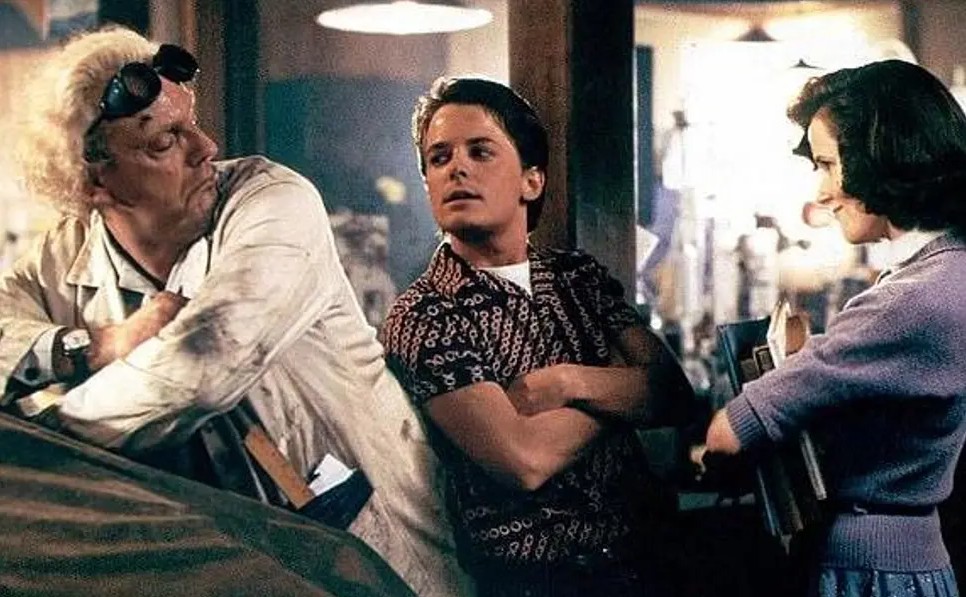 Michael J. Fox e Christopher Lloyd e Lea Thompson em cena de De Volta para o Futuro (1985) (Foto: Reprodução)