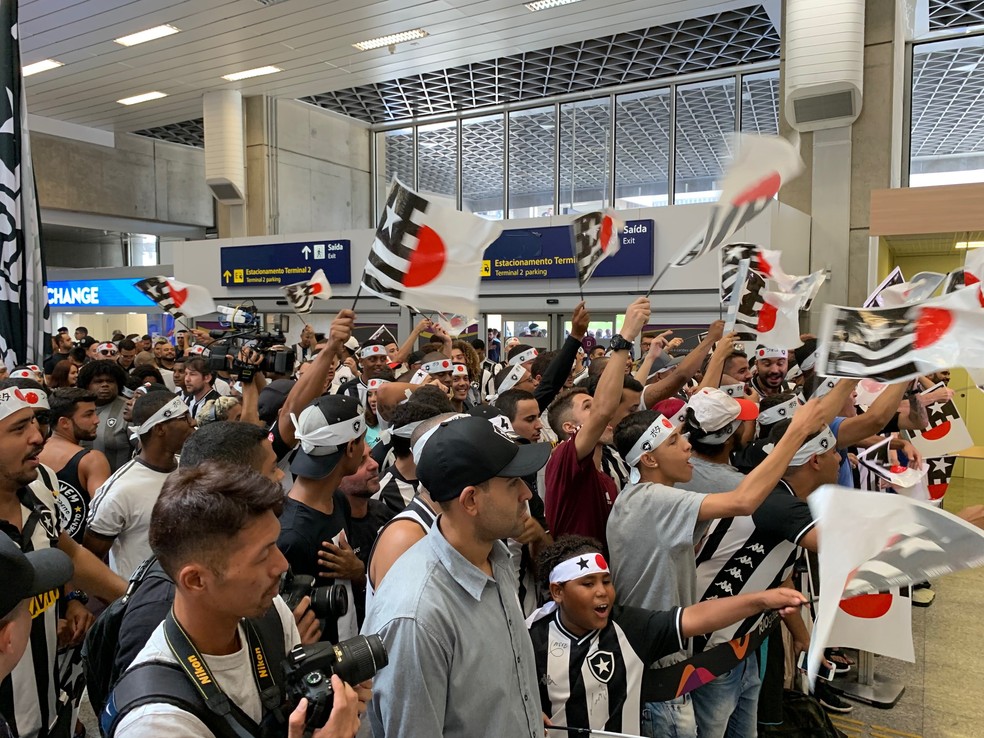 Torcida do Botafogo lota o aeroporto para receber Honda — Foto: André Durão / GloboEsporte.com