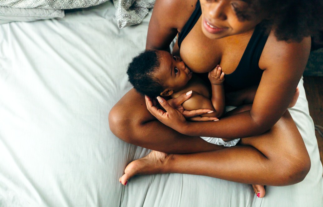 Mãe amamentando filho (Foto: Getty Images)