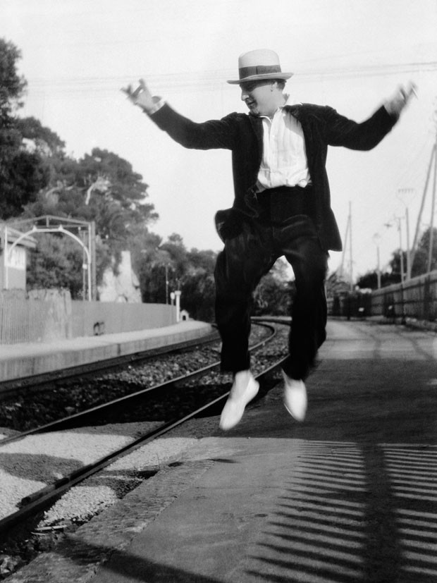 Partida de vovô Messager: Sacha [Guitry] na plataforma da estação, Cap d’Ail, 19 de setembro de 1927 (Foto: Jacques Henri Lartigue © Ministério da Cultura, França/AAJHL)