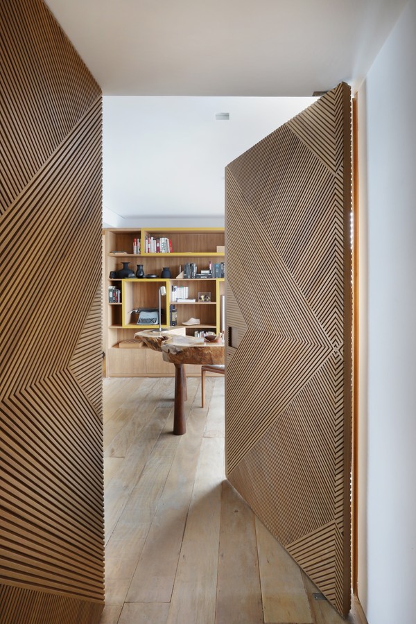 190 m² com muita madeira, toques de cor e integração total na área social (Foto: Mariana Orsi)