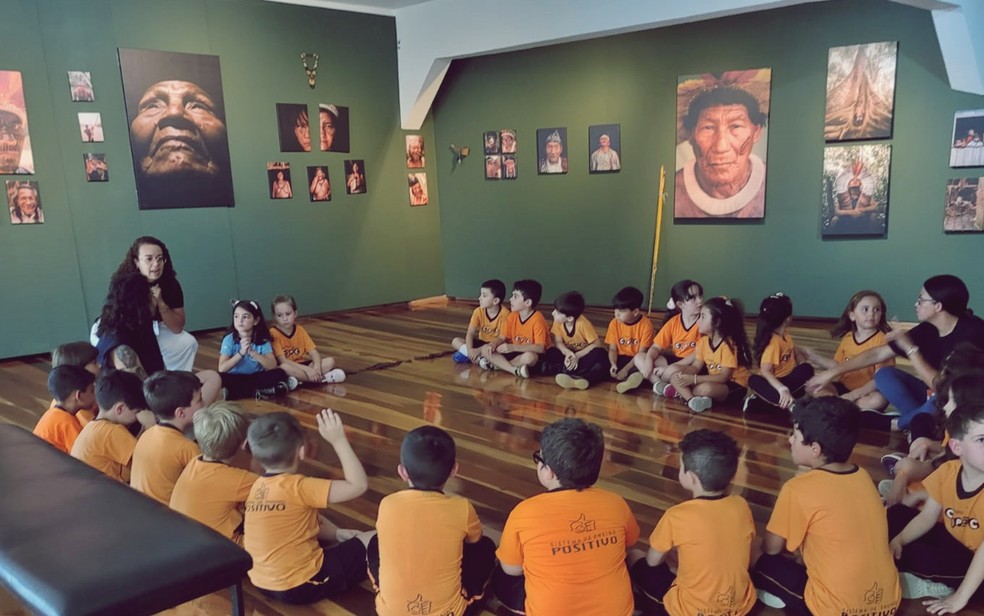 Estudantes visitam galeria com imagens dos povos indígenas no Brasil — Foto: Elisangela Zanetti