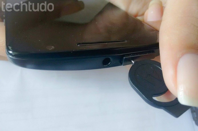 Retirando a gaveta de chips do Moto X Play (Foto: Felipe Alencar/TechTudo)
