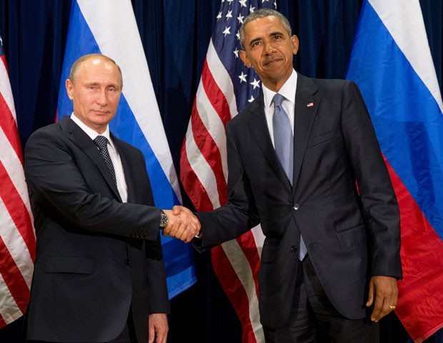 O presidente dos Estados Unidos, Barack Obama, e o presidente russo, Vladimir Putin, posam para foto antes de encontro bilateral nesta segunda-feira (28) em Nova York, nos EUA, na sede da ONU (Foto: Andrew Harnik/AP)