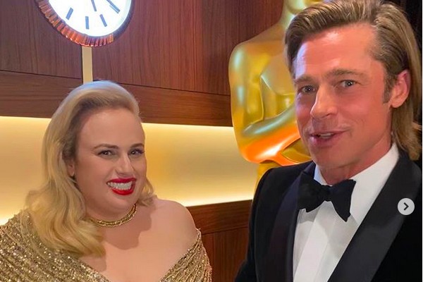 A atriz Rebel Wilson ao lado de Brad Pitt nos bastidores do Oscar 2020 (Foto: Instagram)