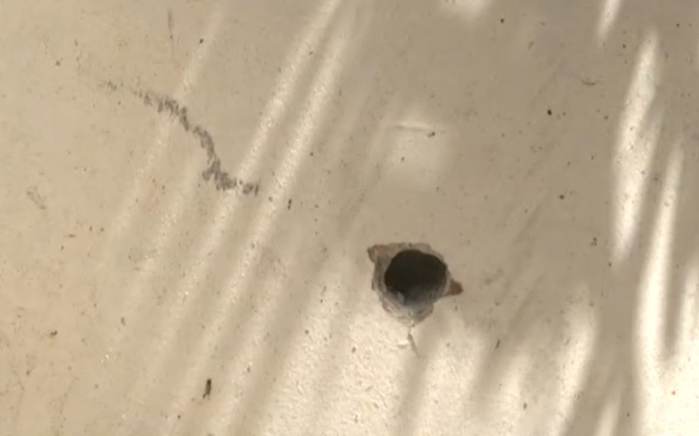 Casas também foram atingidas pelos disparos em tiroteio — Foto: Reprodução/TV Bahia